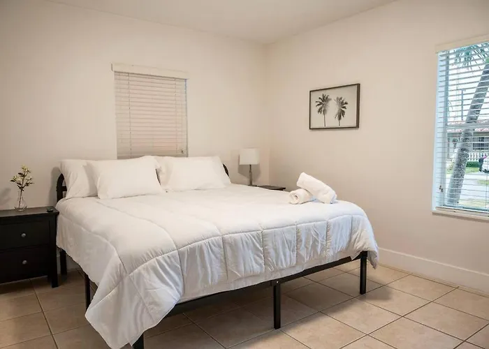 Coral Gables Home With Pool Near Airport. King Beds
