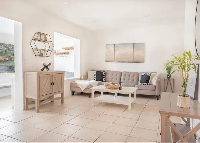 Coral Gables Home With Pool Near Airport. King Beds