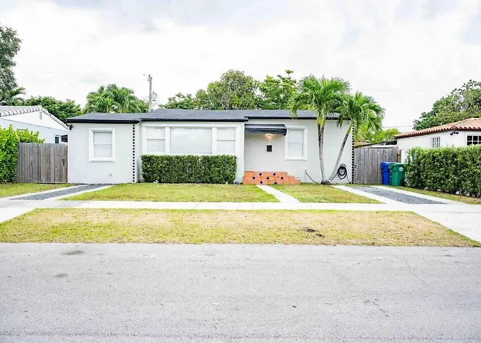 Coral Gables Home With Pool Near Airport. King Beds