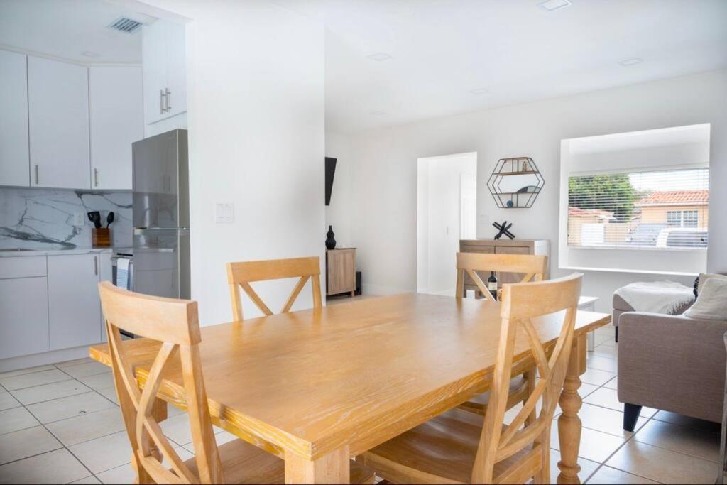 Coral Gables With Pool Near Airport. King Beds Holiday home *