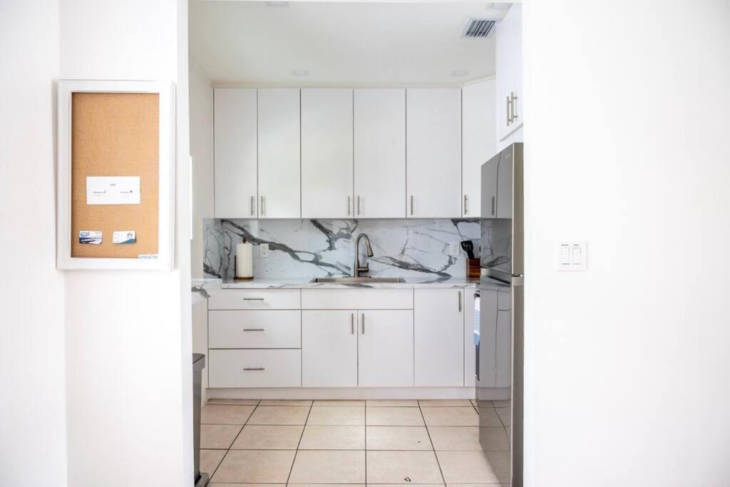 Coral Gables With Pool Near Airport. King Beds Holiday home